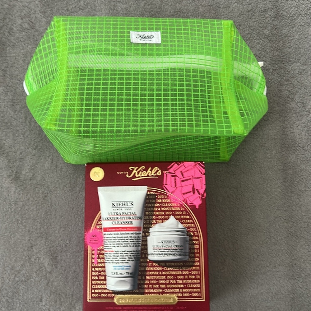 Kiehl’s Holiday Gift Hydration Duo Ultra Facial Cleanser & Ultra Facial Cream